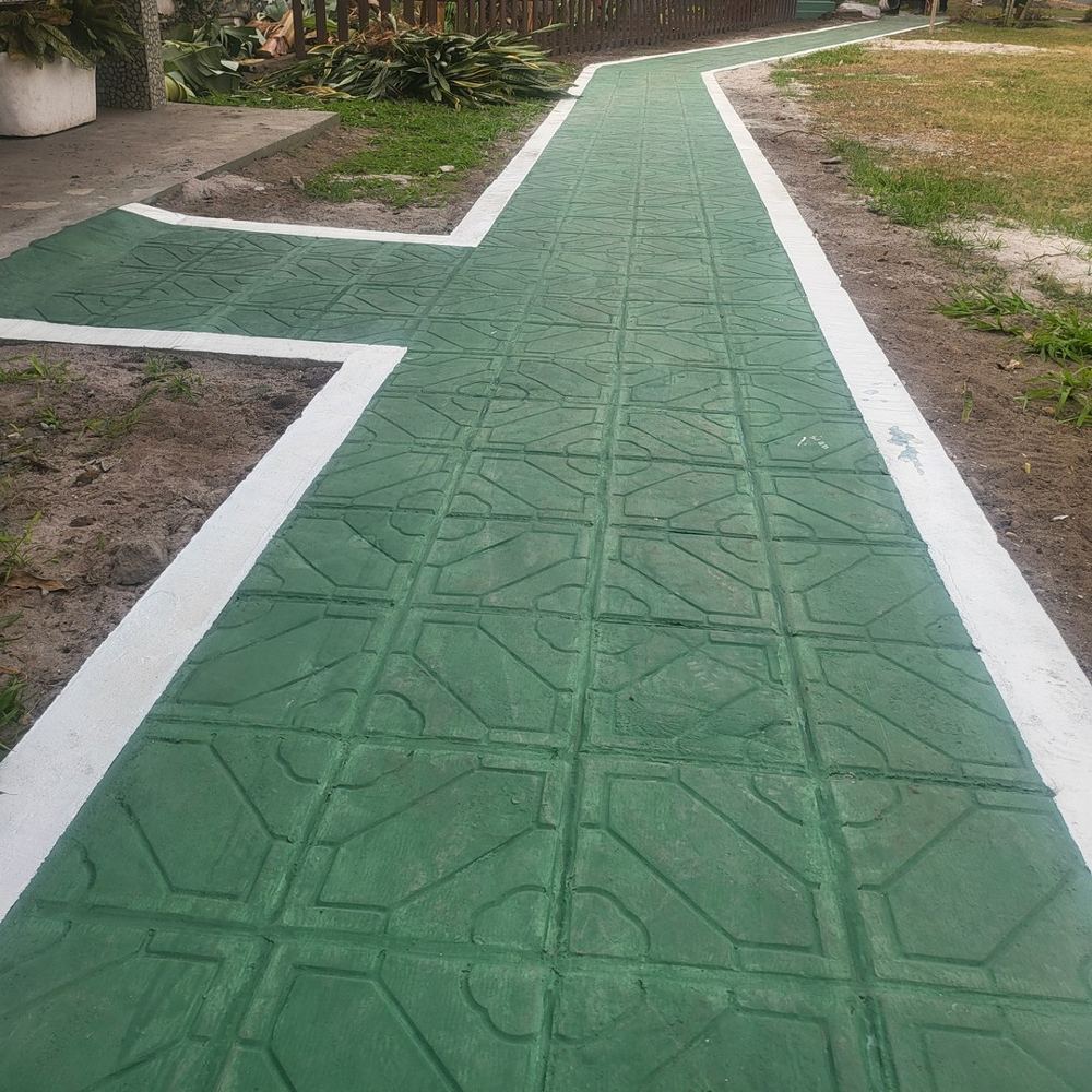Allée verte pavée avec bordures blanches